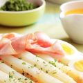 Asperges met ham, ei en botersaus