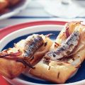 Bladerdeegtaartjes met venkel en sardine