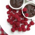 Dessert van koffieganache en frambozen