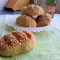 Simit poğaça (Turkse gevulde simitbroodjes)