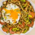 Platte mie met gebakken ei en verse koriander