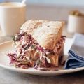Vloerbrood met kaas en koolsalade