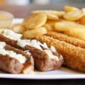 Frikadel speciaal, kipcorn en aardappelschijfjes