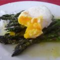 Groene asperges met gepocheerd ei
