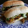 Kipsandwich met pindasaus