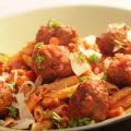 Gehaktballetjes met penne, pastasaus en Parmesan