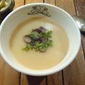 Aardappel-uisoep met gerookte knoflook
