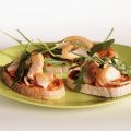 Crostini met tapanini en gerookte kip
