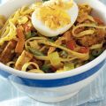 Mie met tofu, ei en gebakken uitjes