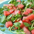 Zomersalade van watermeloen, waterkers en zoute[...]
