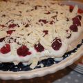 Hazelnoot-meringuetaart met frambozen en witte[...]