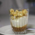 Witte chocolademousse met karamelsaus en[...]
