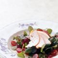 Waterkerssalade met rode druiven en gerookte kip