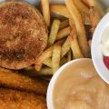 Vette hap:Friets, kipkorns en een hamburger uit[...]