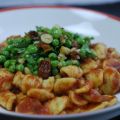 Pasta met een salsa van erwten, citroen,[...]