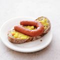 Broodje rookworst met piccalilly