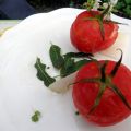 Tomaat gevuld met tartaar van gedroogde tomaat