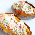 Zoete aardappel gevuld met een trio van vis