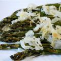 Gegrilde groene asperges met Parmezaanse kaas