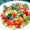 Salade van verse suikermais, avocado en tomaten