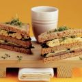 Nori-clubsandwich met zalm en roerei