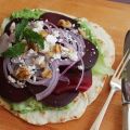 Wrap met doperwtenhummus en bietjes