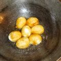 Eieren, aardappelen met bakbananen.