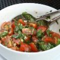 Tomaten-basilicum salade