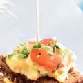Pincho met zalmroerei