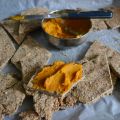Buckwheat knäckebrot with carrot chutney[...]