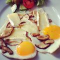 Sunny eggs met brie en shiitake