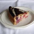 Griesmeelcake met rode bessen en bosbessen