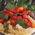 Pastasalade met tomaten en rode paprika