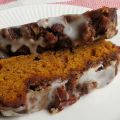 Geglazuurde pompoencake met kruimellaag