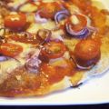 Pizza met salami, rode peper, rode ui en[...]