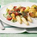 Witte asperges met tomaten en eieren