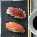 Handgerolde sushi nigiri met coquille, zalm en[...]