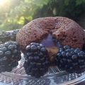 Smeltende chocoladecakejes met bramen