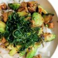 Rijstpasta met tofu, zeewier en gebakken avocado