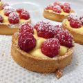 Tartelettes met banketbakkersroom en frambozen