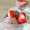 Blauwe bessen-yoghurt-ijs