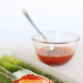 Groene asperges met tomaten chili olie en een[...]