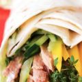 Wrap met komkommer en tonijn