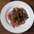 Groene aspergesalade met tomaten en parmaham