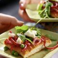 Geitenkaaspizzette met tuinerwten
