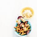Vissouvlaki, frites & koolsalade