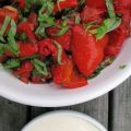 Paprika-tomatensalade en feta mousse