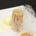 Frangipannenkoek, vanille roomijs, suikerspin