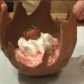 Chocoladebakjes met aardbeienmousse