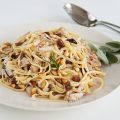 Tagliatelle met kip, rozijnen en pijnboompitten[...]